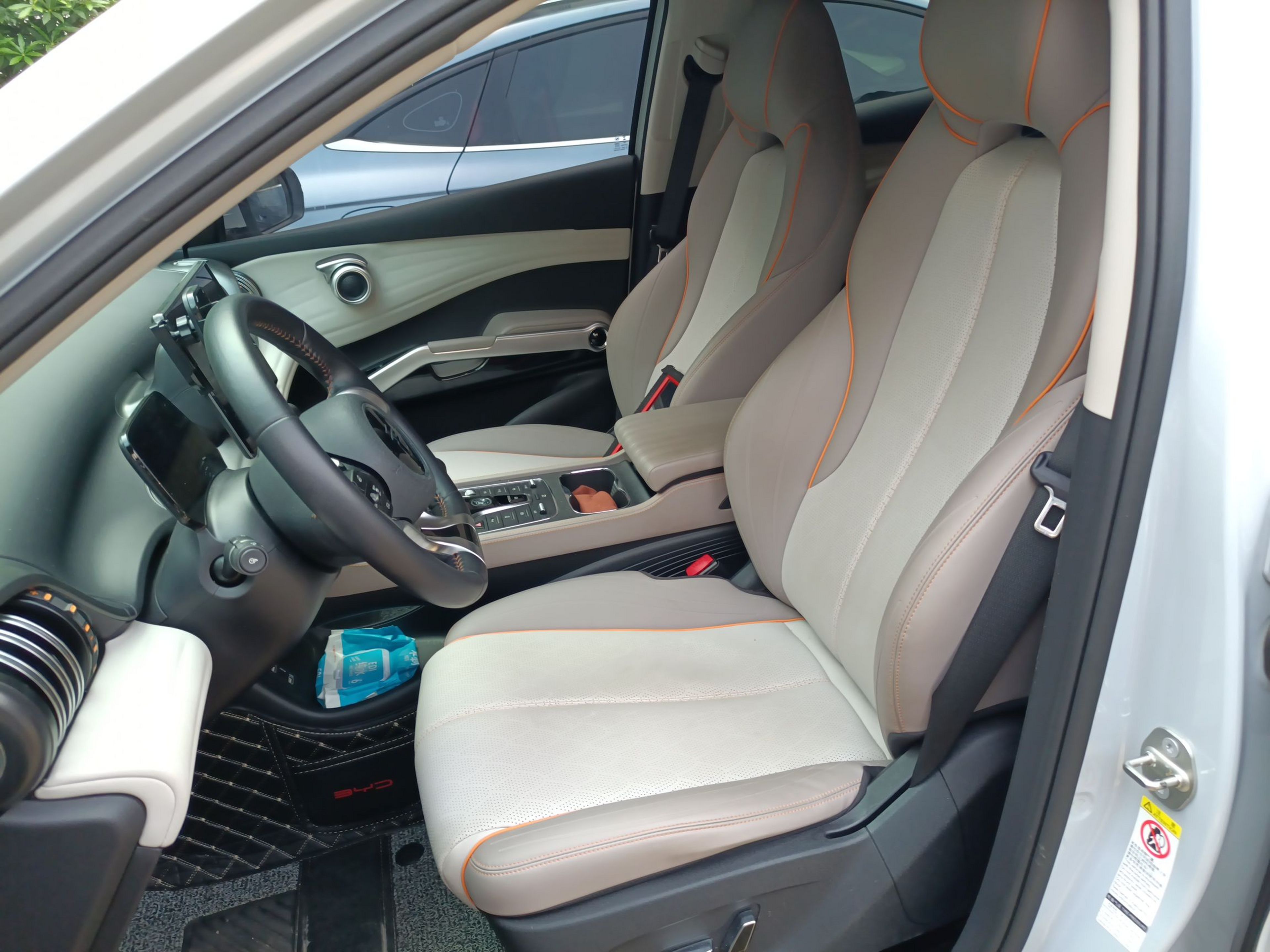 Переднее сиденье в автомобиле