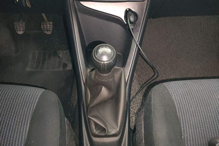 Used Toyota YARiS L Zhi Xuan 2014 1.3E Manual Charm Edition Gear Lever
