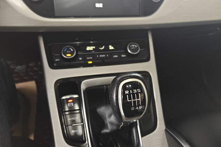 Used Geely Auto Emgrand X7 Sport 2018 2.0L Manual Two-Wheel Drive Zhiya Version Gear Lever