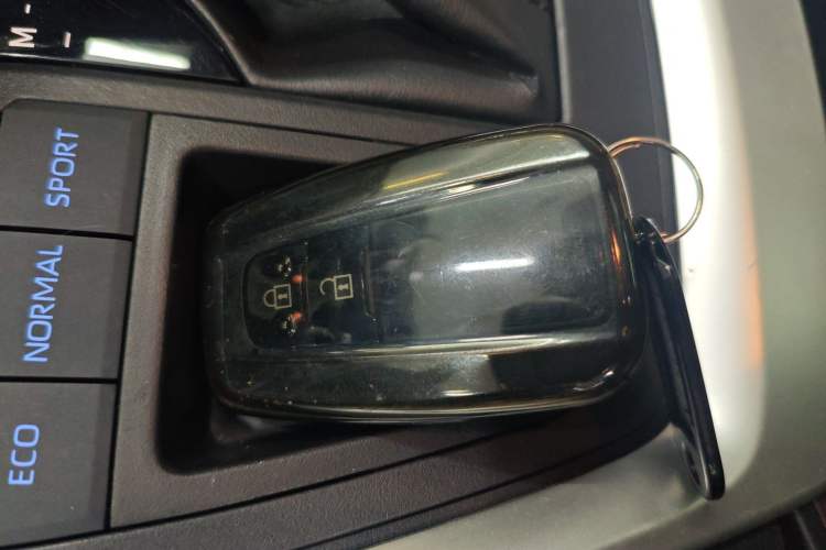 Used Toyota RAV4 2020 2.0L CVT Two-Wheel Drive Prestige Edition
