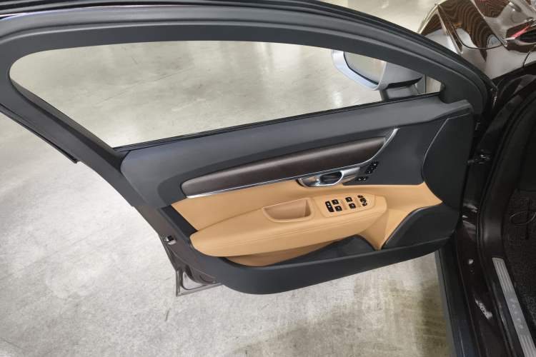 Used Volvo V90 2017 Cross Country T5 AWD Smart Range Edition