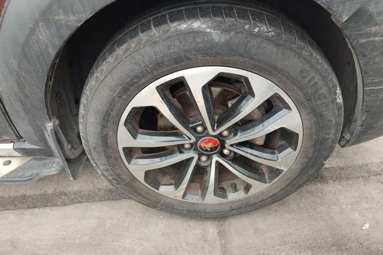 Used FORTHING Joyear X5 2013 1.6L Manual Luxury Model China IV Standard
