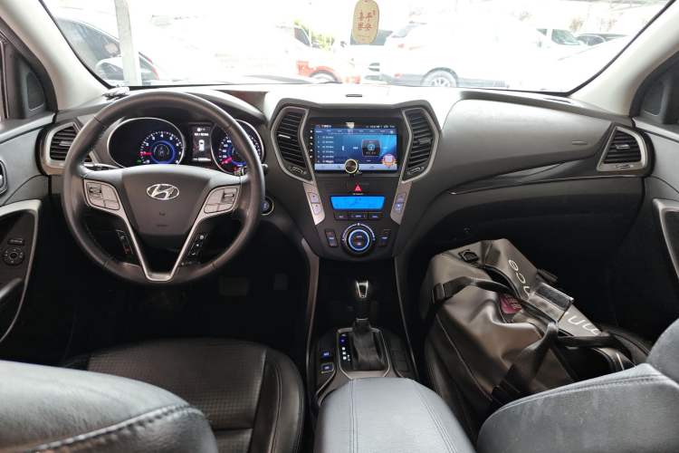Used Hyundai Santa Fe 2013 2.4L Automatic Two-Wheel Drive Smart Version Center Console