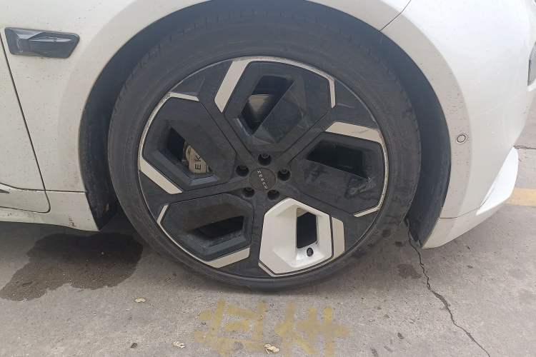 Used Zeekr 001 2022 Ultra-Long Range Dual-Motor YOU Version Right Front Wheel Hub