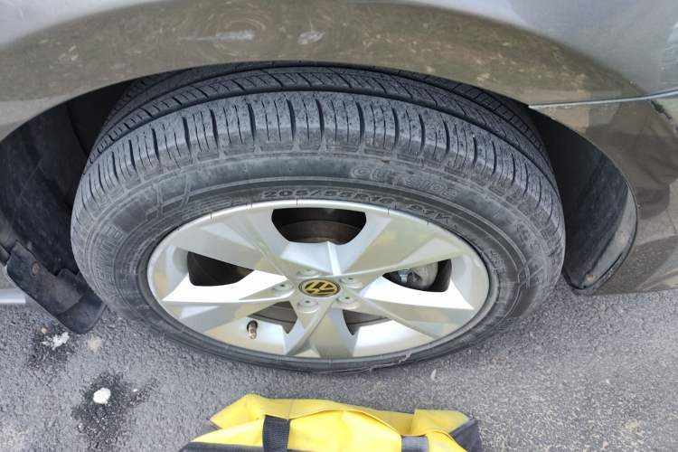 Used Volkswagen Bora 2014 1.6L Automatic Comfort Model Right Front Wheel Hub