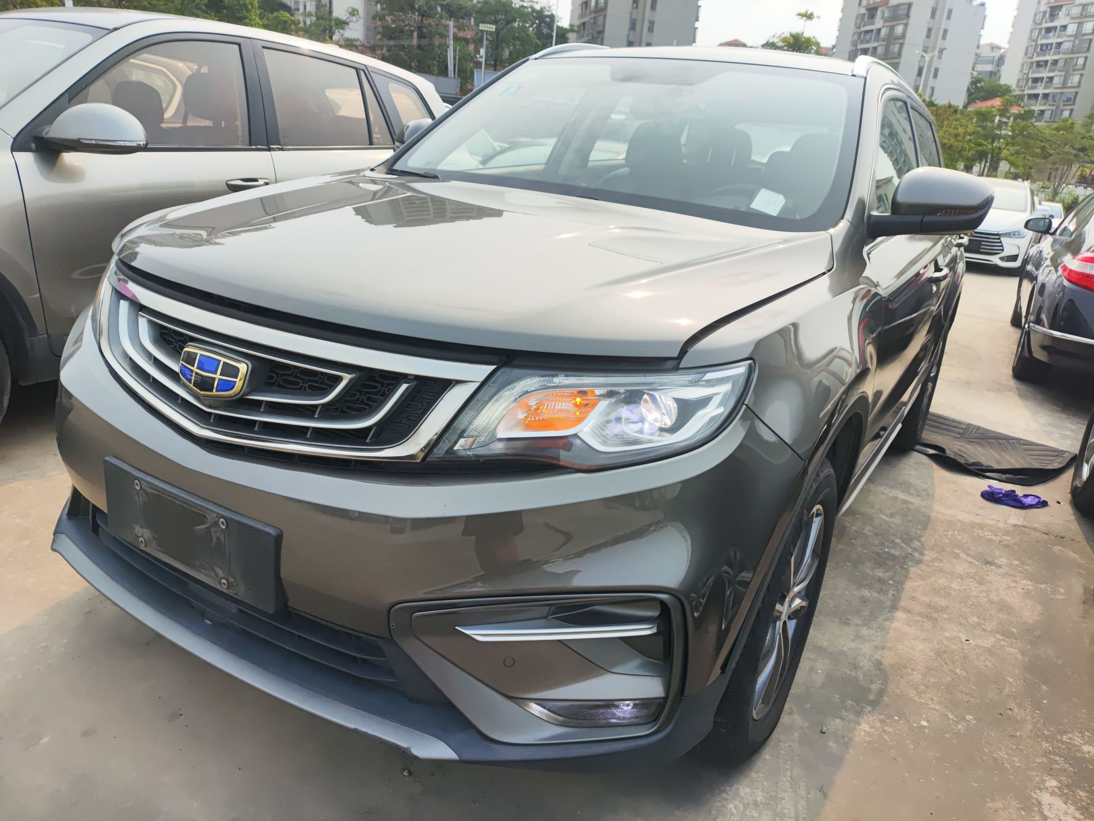 تحت مقدمة السيارة