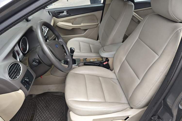 Used Ford Focus 2013 Sedan Classic 1.8L Manual Base Model