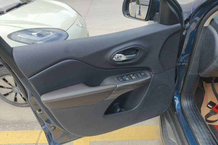 Used Jeep Cherokee 2020 2.0L Two-Wheel Drive Classic Sports Edition