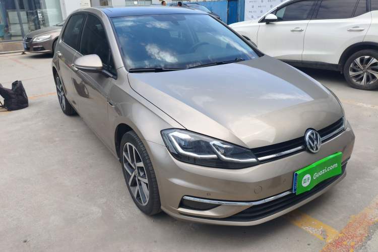 Used Volkswagen Golf 2018 230TSI Automatic Luxury Version Front Right 45 Deg