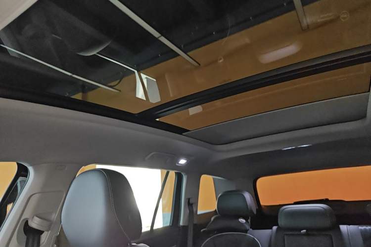 Used Volkswagen Teramont 2025 Tiguan Pro 450TSI 4Motion Crosswind Edition Headliner