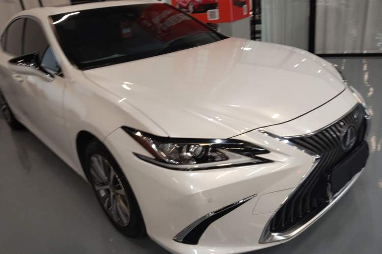 Used Lexus ES 2020 300h Premier Edition
