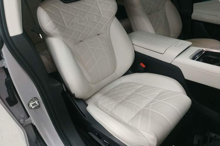 Used Lynk & Co 10 EM-P 2025 Model 240 Four-Wheel Drive Ultra Right Front Seat