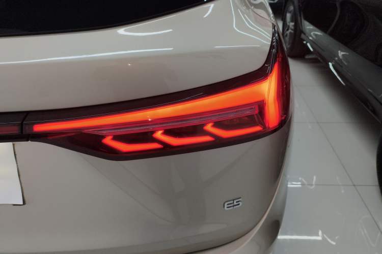 Used Landian E5 2023 1.5L DE-i 100KM Comfort Edition 7-Seater Right Rear Taillight