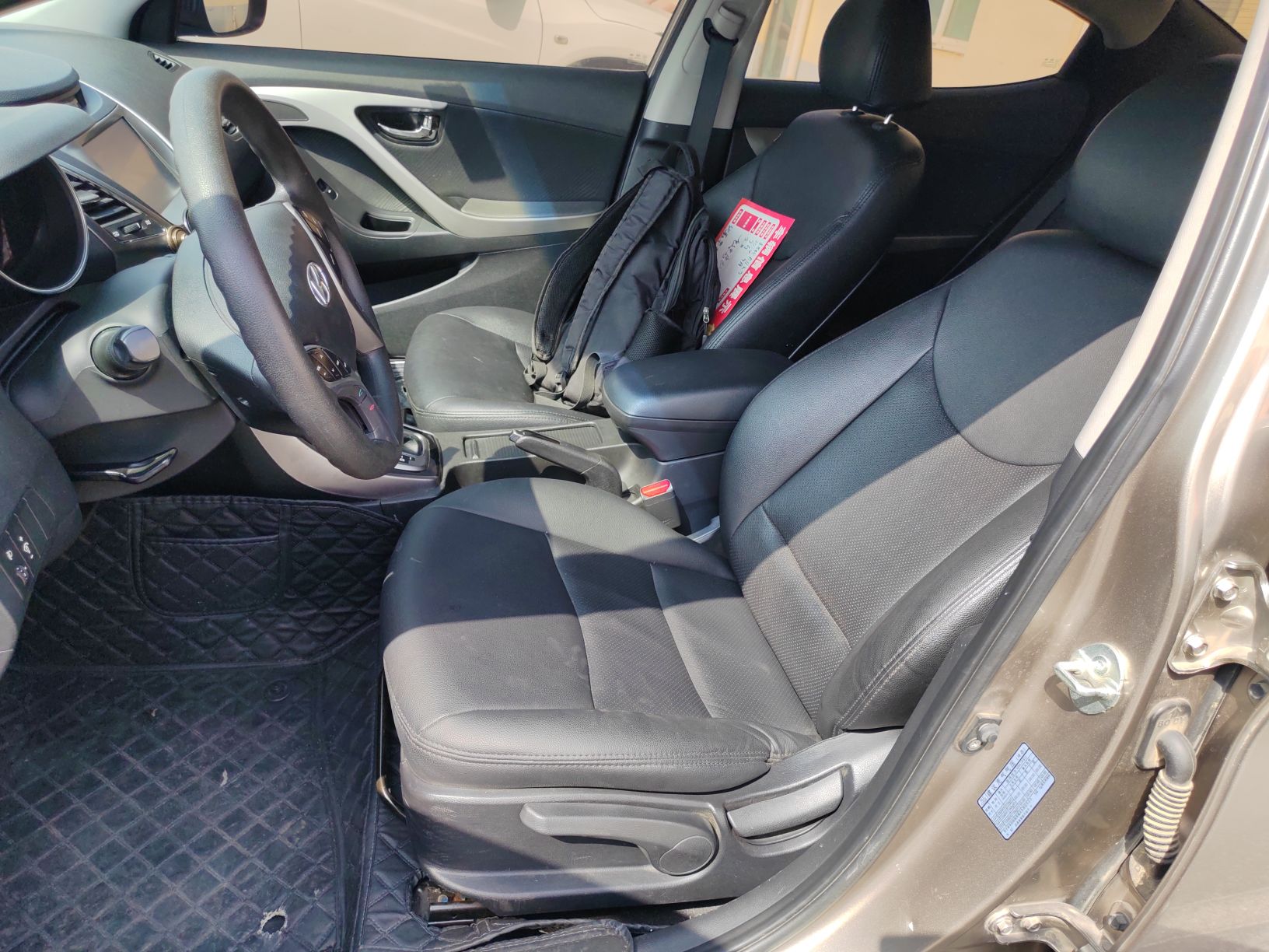 Переднее сиденье в автомобиле