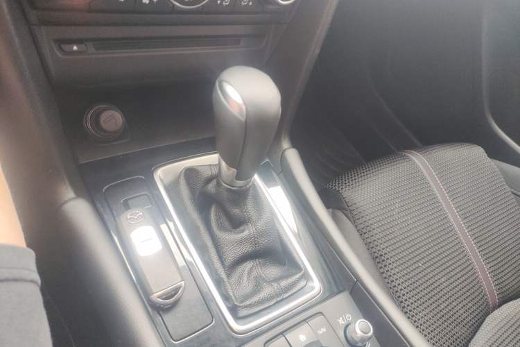 Used Mazda 3 Axela 2017 Hatchback 2.0L Automatic Luxury Model Emission Standard China V Gear Lever