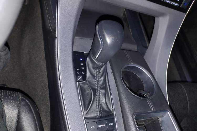 Used Toyota Avalon 2019 Dual-Engine 2.5L XLE Prestige Version China VI Standard