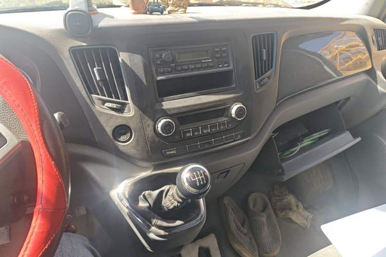 Used Foton Toano 2024 Tuyano Pro Multi-Function 2.0T Manual Rear-Drive Long Wheelbase Mid-Roof Design Single Rear Tire—Available in 5/6/7/9-Seater Configurations