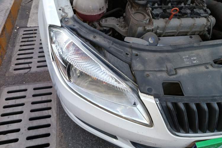 Used Skoda Fabia 2014 1.4L Automatic Crystal Edition Right Front Headlight