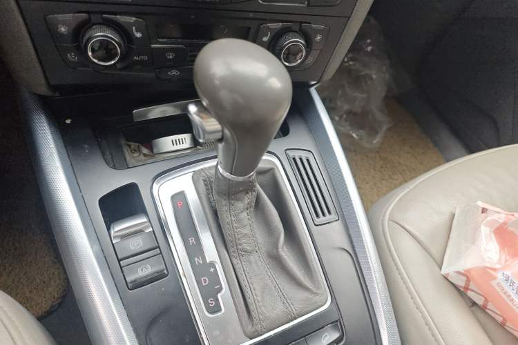 Used Audi Q5 2011 2.0TFSI Technology Model Gear Lever