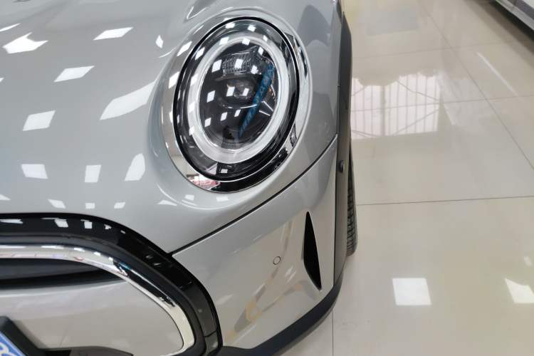 Used MINI MINI 2023 Updated 1.5T COOPER Artist Five-Door Edition
