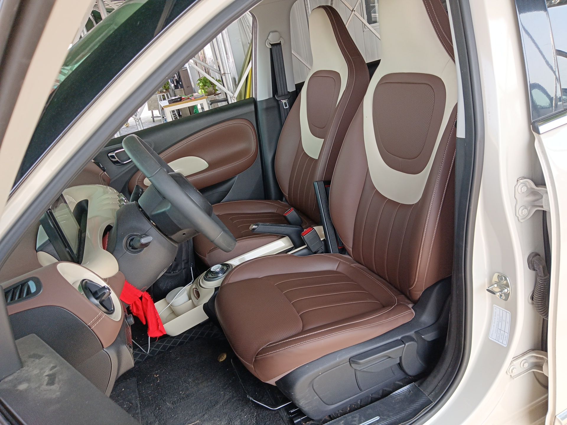 المقاعد الأمامية داخل السيارة