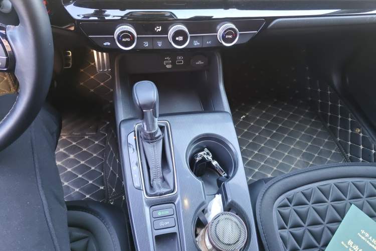 Used Honda Civic 2022 240TURBO CVT Dynamic Edition Gear Lever