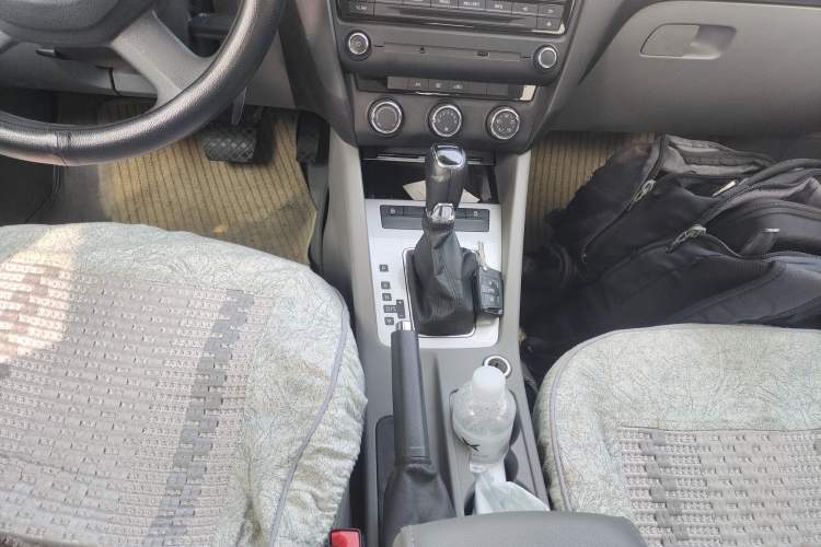 Used Skoda Octavia 2015 1.6L Automatic Yijie Edition Gear Lever