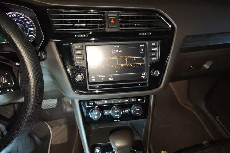 Used Volkswagen Tiguan L 2017 330TSI Automatic Two-Wheel Drive Flagship Edition Audio And AC Panel