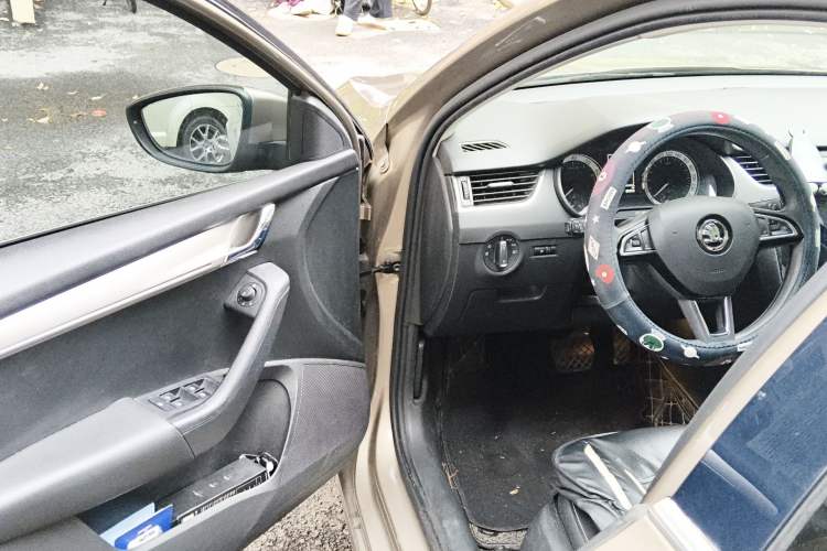 Used Skoda Octavia 2020 1.5L Automatic SmartDrive Luxury Edition Driver Seat