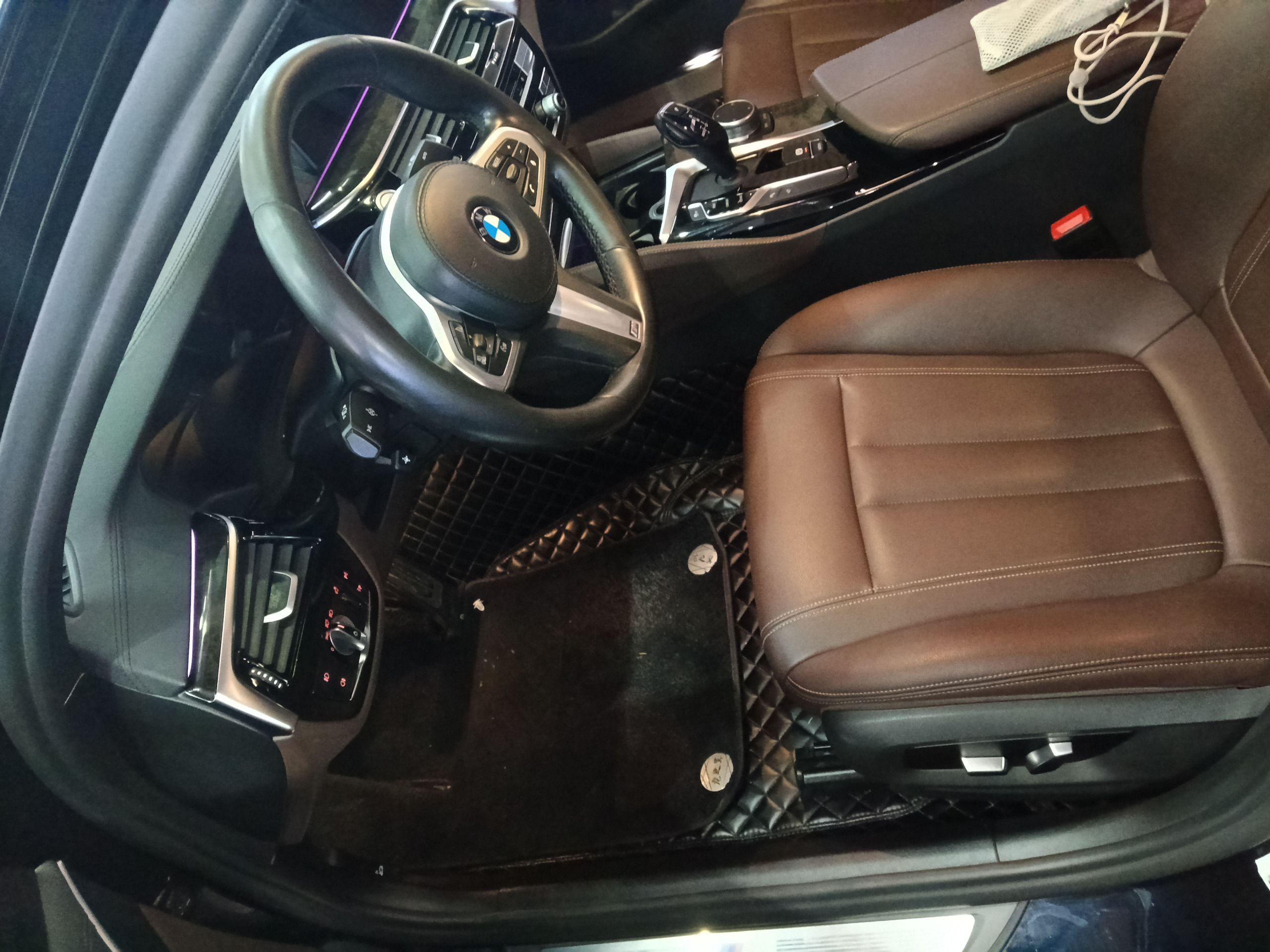 المقاعد الأمامية داخل السيارة