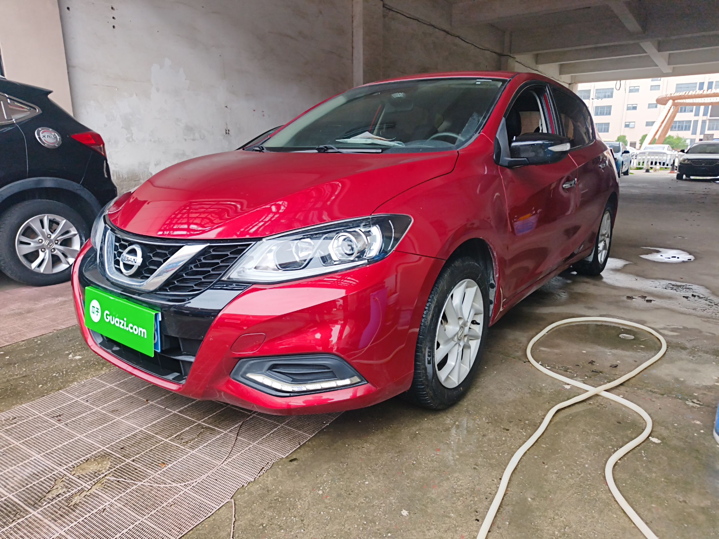 تحت مقدمة السيارة