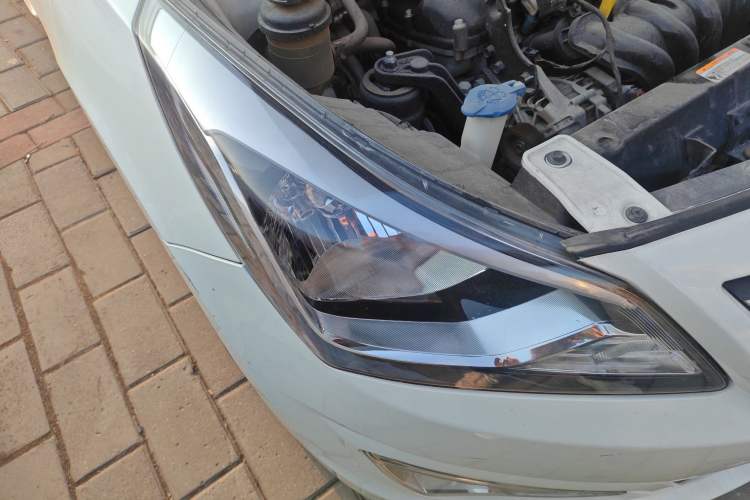 Used Hyundai Verna (older generation) 2014 1.4L Automatic Smart GLS Right Front Headlight