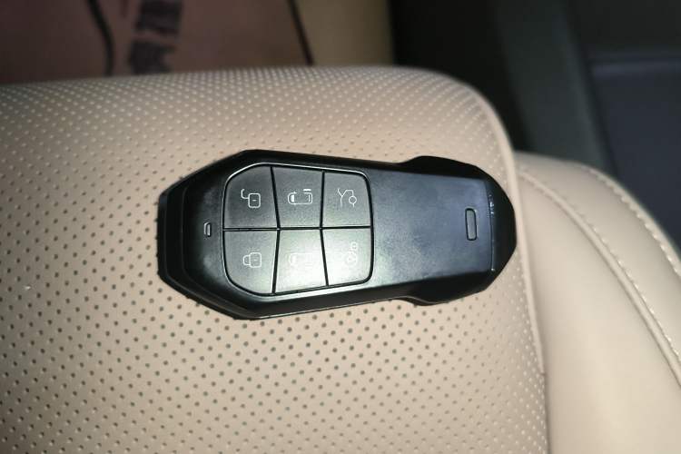 Used XPeng X9 2025 740 Ultra-Long Range Max Vehicle Key