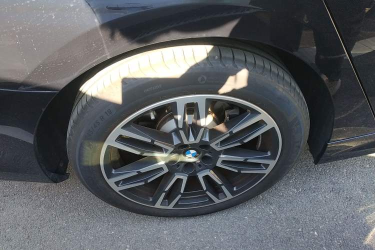 Used BMW 5 Series 2025 530Li Leading Model M Sport Package Right Rear Wheel Hub