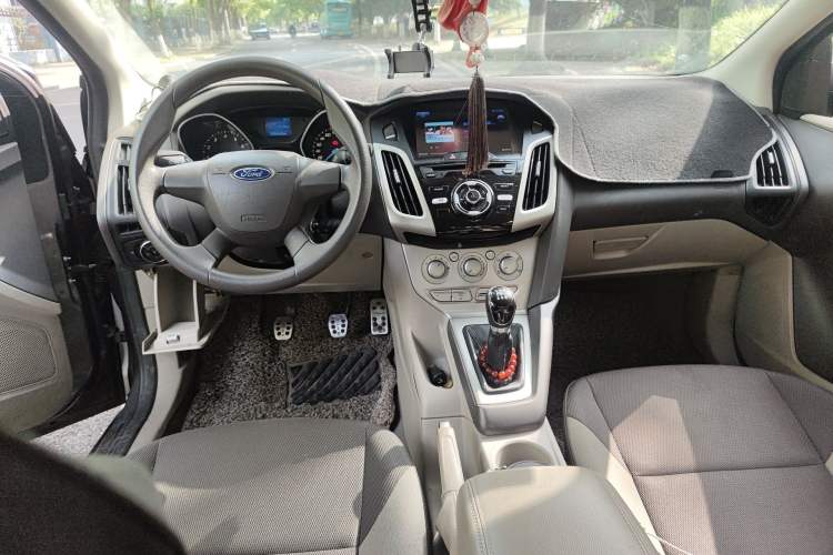 Used Ford Focus 2012 Sedan 1.6L Manual Comfort Model Center Console
