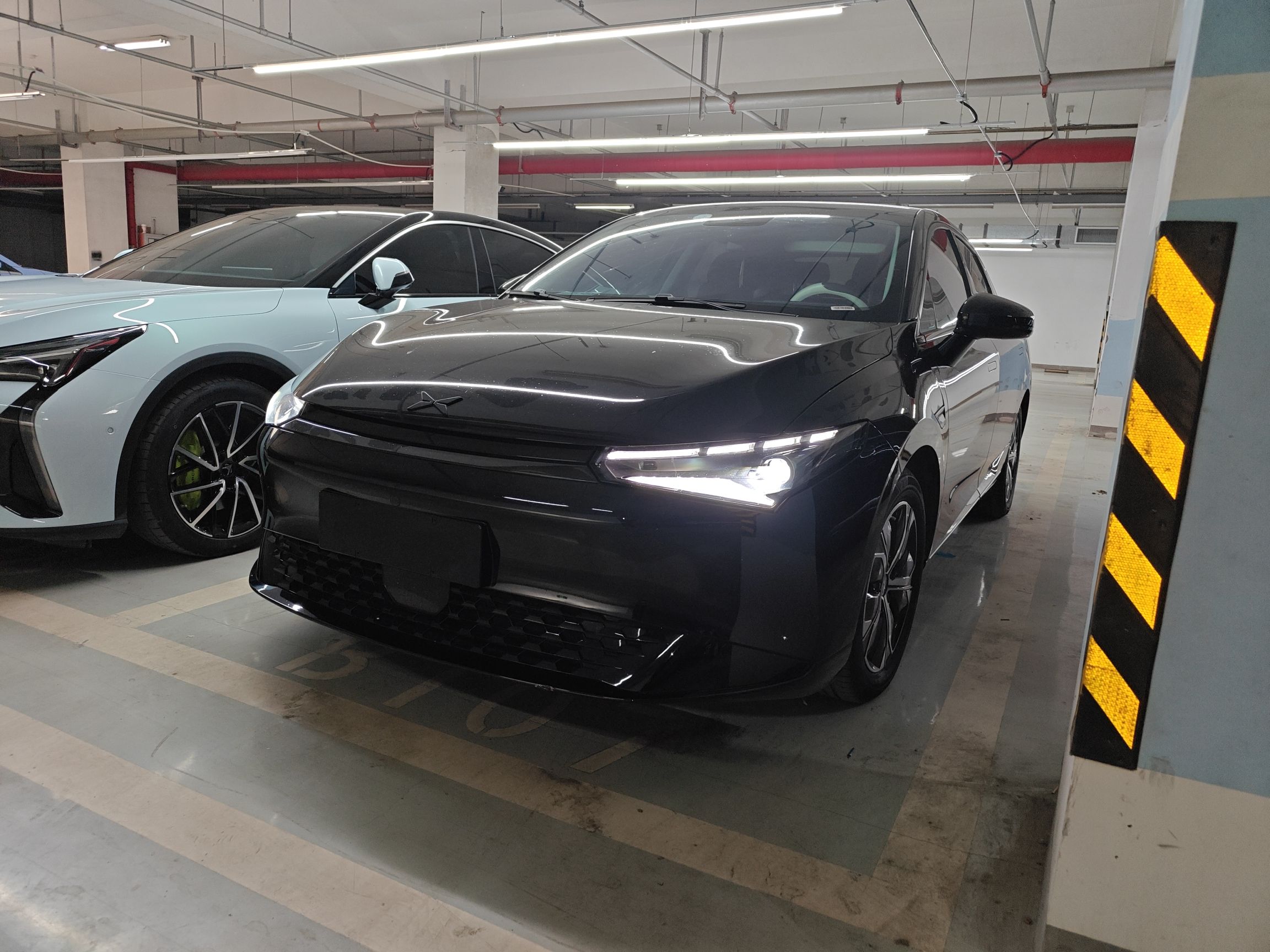 Под передней частью автомобиля