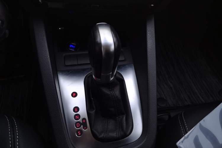 Used Volkswagen Sagitar 2014 Revised Version 1.6L Automatic Comfort Edition Gear Lever
