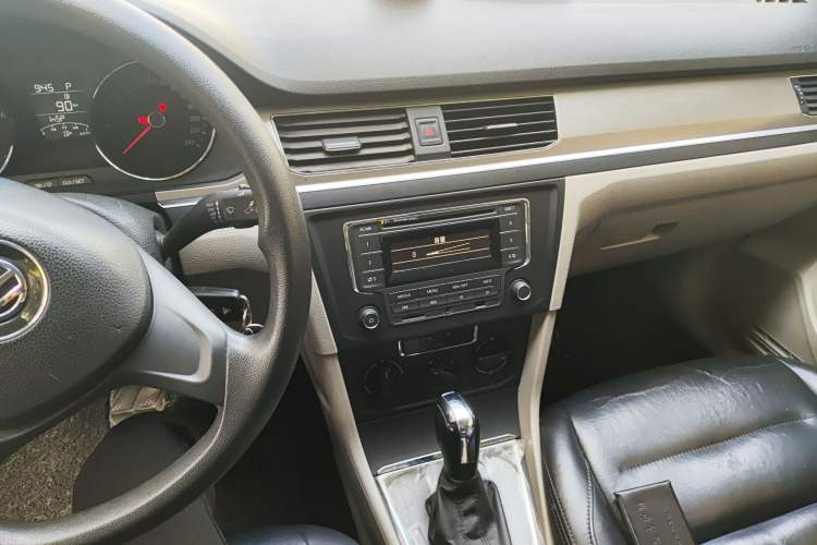 Used Volkswagen Bora 2016 1.6L Automatic Fashion Model Audio And AC Panel