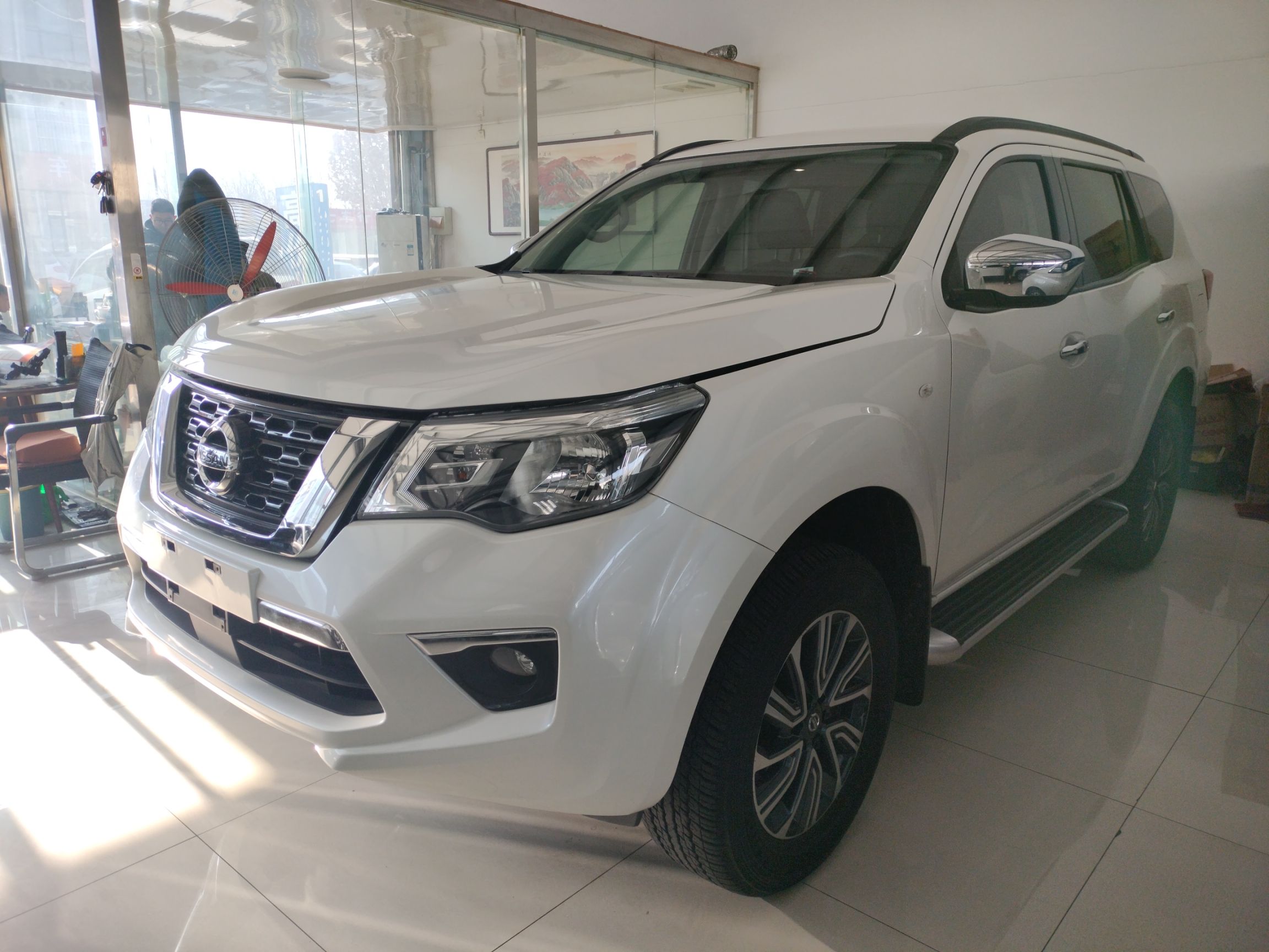 Под передней частью автомобиля