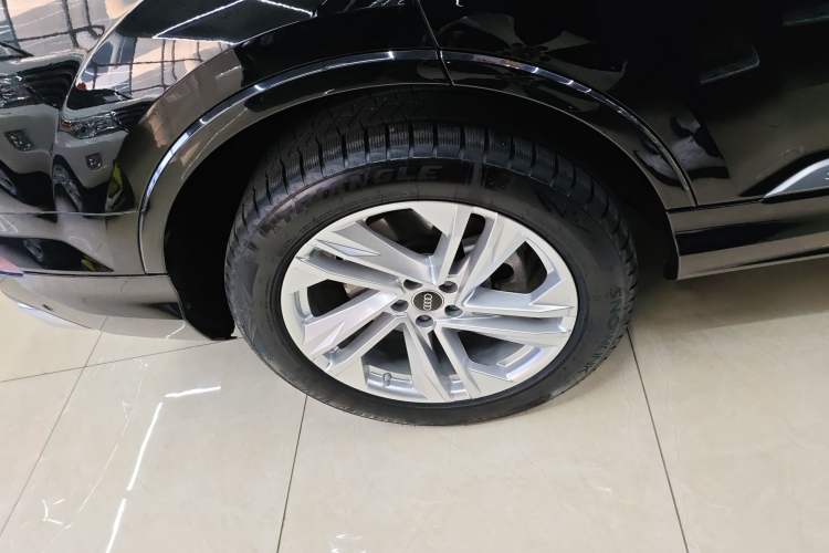 Used Audi Q7 2023 45 TFSI quattro S line Sport model Right Rear Wheel Hub