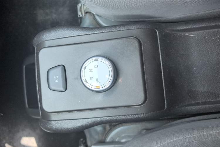 Used Wuling Rongguang EV 2022 Basic Model Enclosed-Window Vehicle with 2 Seats Equipped with Penghui Battery Gear Lever