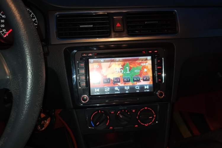 Used Volkswagen Santana 2015 1.6L Automatic Comfort Edition Audio And AC Panel