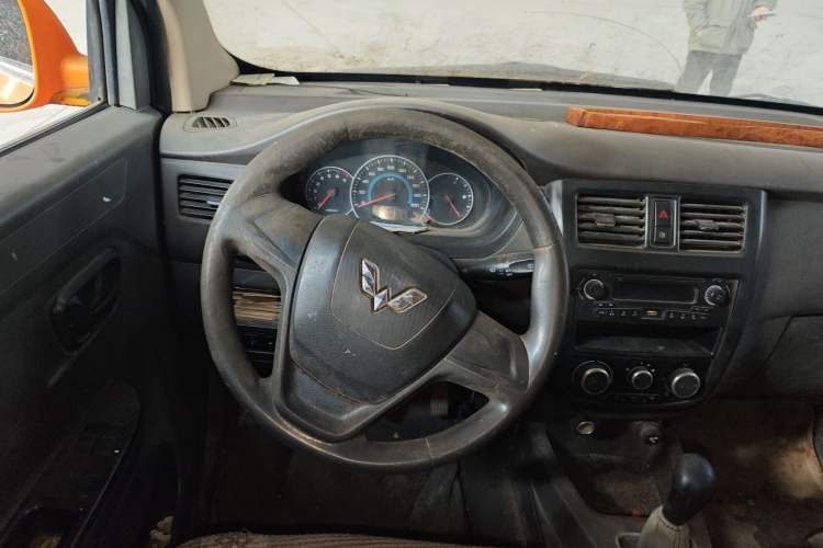 Used Wuling Rongguang V 2016 1.5L Standard Version
