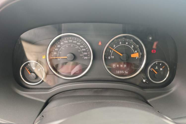 Used Jeep Compass 2015 2.0L Two-Wheel Drive Luxury Edition
