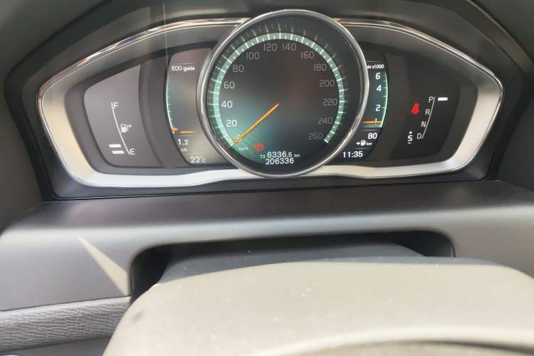 Used Volvo XC60 2017 T5 AWD Smart Range Edition Odometer Close Up