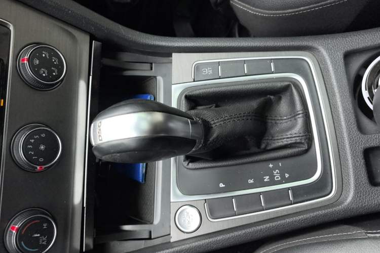 Used Volkswagen Golf 2015 1.4TSI Automatic Luxury Model Gear Lever