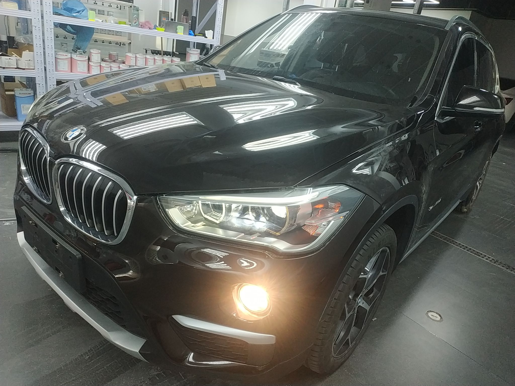 تحت مقدمة السيارة