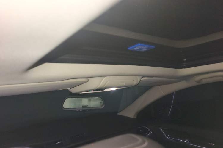 Used Cadillac XT5 2018 25T Luxury Model Headliner