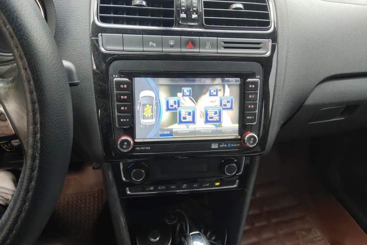 Used Volkswagen Polo 2014 1.6L Automatic Luxury Edition Audio And AC Panel