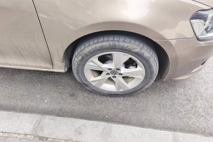 Used Volkswagen Bora 2015 Value Edition 1.6L Automatic Comfort Version Right Front Wheel Hub